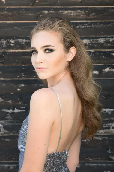 Miss Zagrebačke županije Sara Siladji najmlađa je natjecateljica ovogodišnjeg Izbora za Miss Hrvatske. Ova 17-godišnjakinja  dolazi iz Vrbovca. U slobodno vrijeme bavi se modelingom. Iako se to ne vidi na njezinoj liniji Sara obožava jesti, ali i kuhati. Svoje kulinarske sposobnosti namjerava proširiti receptima svoje bake koje obožava.