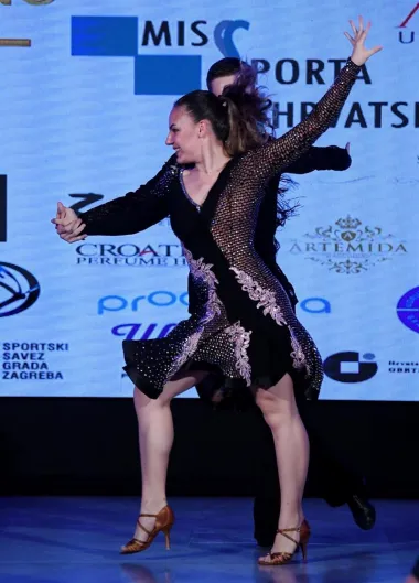 Izbor za Miss sporta 2019. održan je u zagrebačkom muzeju Mimara. Titulu je ponijela Zagrepčanka Anja Ožanić, koja je izabrana za najljepšu sportašicu od 16 djevojka koje se našlo u finalnom izboru.  Anja trenira skokove u vodu i članica je kluba Nemo, a u slobodno vrijeme bavi se i modelingom. Prva pratilja je atletičarka Ema Cetušić Jakopović iz Zagreba, a drugom pratiljom je proglašena splitska tenisačica Elena Šobota. Pogledaj u našoj galeriju kako je izgledao izbor. (FOTO: Marko Lukunić/PIXSELL)