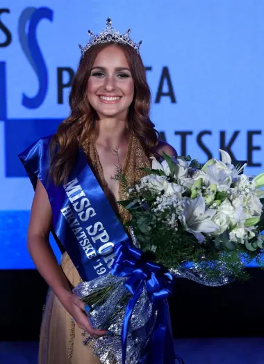 Izbor za Miss sporta 2019. održan je u zagrebačkom muzeju Mimara. Titulu je ponijela Zagrepčanka Anja Ožanić, koja je izabrana za najljepšu sportašicu od 16 djevojka koje se našlo u finalnom izboru.  Anja trenira skokove u vodu i članica je kluba Nemo, a u slobodno vrijeme bavi se i modelingom. Prva pratilja je atletičarka Ema Cetušić Jakopović iz Zagreba, a drugom pratiljom je proglašena splitska tenisačica Elena Šobota. Pogledaj u našoj galeriju kako je izgledao izbor. (FOTO: Marko Lukunić/PIXSELL)