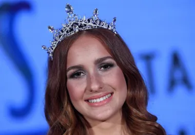 Izbor za Miss sporta 2019. održan je u zagrebačkom muzeju Mimara. Titulu je ponijela Zagrepčanka Anja Ožanić, koja je izabrana za najljepšu sportašicu od 16 djevojka koje se našlo u finalnom izboru.  Anja trenira skokove u vodu i članica je kluba Nemo, a u slobodno vrijeme bavi se i modelingom. Prva pratilja je atletičarka Ema Cetušić Jakopović iz Zagreba, a drugom pratiljom je proglašena splitska tenisačica Elena Šobota. Pogledaj u našoj galeriju kako je izgledao izbor. (FOTO: Marko Lukunić/PIXSELL)