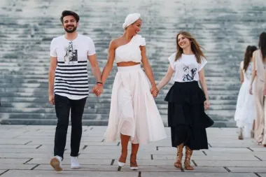 Čarobna atmosfera poznatog splitskog vrta i ove je godine privukla brojne zaljubljenike u modu čije su oči bile uprte u prekrasne kreacije. Ono što je sigurno je to, da se za ovaj modni događaj tražilo mjesto više. (Foto: Zvonimir Ferina)