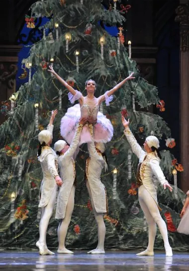 Ukrainian Classical Ballet u koreografiji Valerija Petroviča Kovtuna, posebno raskošnim uprizorenjem pretvorit će Lisinski u najljepšu i najveću baletnu pozornicu Zagreba i Hrvatske.