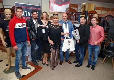 Promociji brenda nazočili su poznati frajeri glumci Zlatan Zuhrić Zuhra, Tin Sedlar i Robert Bošković, pjevač Bojan Jambrošić i tv voditelj Boris Kosmač.