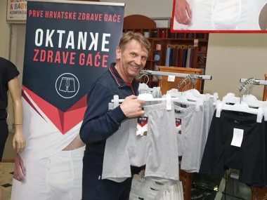 Zašto su OKTANKE zapravo zdrave gaće? Nigdje ne stežu zbog načina tkanja posebne vrste pamuka od kojih su napravljene, u svom sastavu nemaju elastin pa ne izazivaju alergije. Ne stežu, a opet sve drže pod kontrolom.