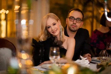 Ovaj put, Alduk Xmas Dinner održao se u zagrebačkom hotelu Amadria Park Capital Zagreb koji je poslužio kao izvrsna kulisa raskošnoj večeri koja je započela okupljanjem i pićem dobrodošlice uz zlatni bar, a nastavila se raskošnom večerom od četiri slijeda i posebno biranim vinima koji su posluživani na bogato uređenom stolu od šesnaest metara dužine.   (Foto: John Pavlish)
