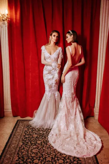 Osim sezonske kolekcije za jesen/zimu (2019/2020), u kampanji su se našle i vjenčanice koje su udobnim i upečatljivim čipkama pridonijele nesvakidašnjoj glamuroznoj decentnosti. (Foto: Karmen Poznić)
