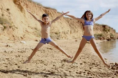 Kampanja, snimljena na plaži Bilotinjak, izmamila nam je osmijeh na lice i dala tračak nade kako ćemo uskoro biti na plaži i baviti se ljetnim radostima u eco-friendly kolekciji kupaćih kostima.