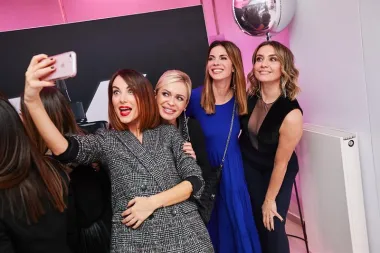 Događanju su se pridružile i Ruža Essentials ambasadorice Natali Dizdar, Ecija Ivušić, Anja Dujaković, Martina Vuletić i Tara Thaller te Ruža Pure Aveda ambasadorice Tara Rosandić, Vanna, Jelena Veljača, Sandra Drmač i Matea Senjak.