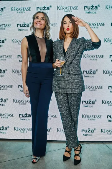 "Salon Ruža nosi laskavu titulu Instituta Kérastase već punih 20 godina. Među prvima je stao uz bok 100 najboljih salona u svijetu koji nose tu prestižnu titulu kao jamstvo kvalitete, ekspertize i vrhunske usluge. Filozofija Ruža Institut Kérastase sažeta je u krovnoj ideji da je sjajna i snažna kosa rezultat zdravog vlasišta. Inovativni Hair Spa tretmani, jedinstveni uređaji za njegu kose i vlasišta, Ruža Signature tehnike bojenja i personalizirani pristup svakoj klijentici ili klijentu, usluga su svih Ružinih salona i dio rutine brige o kosi Ružinih ambasadorica”, izjavila je Nikolina Kisić Mamić, direktorica tvrtke Stilisimo Lab i Ruža Instituta Kérastase.