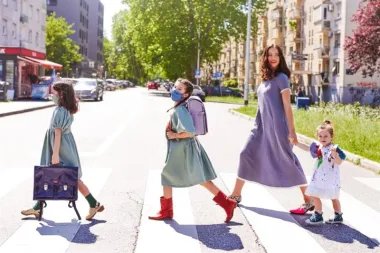 Prije nego je zakoračila na svjetske modne piste, Ljupka Gojić Mikić svoje prve korake napravila je u zagrebačkom kvartu Knežija te tako zauvijek (p)ostala ''cura s Knežije''. U prilog tome ide i povratak u rodni grad, točnije – kvart, prije nepune 3 godine, i to nakon dugogodišnje karijere i života u mnogim svjetskim metropolama. U istom tom kvartu zatekla ju je i novonastala situacija, uzrokovana pandemijom, koja joj je ujedno bila inspiracija i za novu kampanju njezinog brenda Jolie Petite by Ljupka Gojić. Najveće iznenađenje kampanje je po prvi put sudjelovanje u istoj sve tri Ljupkine kćeri – Jane Sienne, Mile Amelie te Mari Dane, koje su već od malih nogu naslijedile mamin nepogrešiv osjećaj za stil. (Foto: Jelena Balić)