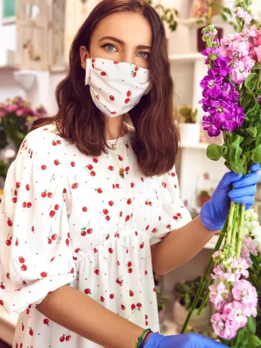 Rekviziti koji su ovoga puta bili neophodni na snimanju, poput maski, Ljupki su bili svakodnevica tijekom devetogodišnjeg života u Japanu, zemlji poznatoj po tome da baš na taj način štite jedni druge, čuvaju zdrave od bolesnih... Ali cijelo to vrijeme i dalje žive, rade, stvaraju... Vođena upravo tom filozofijom, osmislila je kolekciju za proljeće/ljeto 2020., koja odiše pozitivnom energijom, zaigranošću te prepoznatljivim lepršavim duhom brenda. (Foto: Jelena Balić)