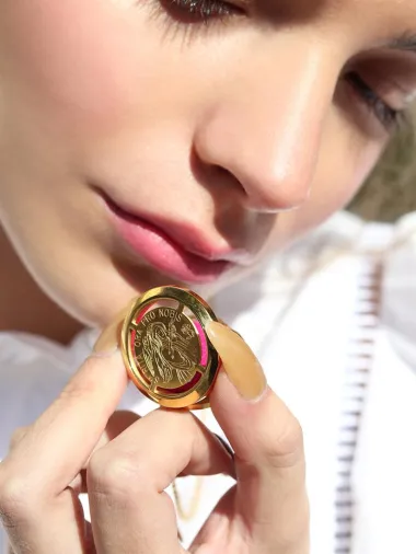 Ružom je inspiriran i novi Rita Rose medaljon. "U kreiranju Rita Rose medaljona inspiraciju smo pronašli u povijesti i tradiciji koju su obilježili zlatnici i dukati koje su žene svojevremeno nosile kao ukras oko vrata. Osim simbolične vrijednosti oni nose bogatstvo sjećanja, prošlosti i lokalne baštine. Ostali su do dan danas pojam ženske ljepote i stila", ističu Darija Kovačević i Krešimir Petrić, osnivači Lykke brenda.  (Foto: Karlo Jelić)