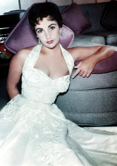 I dok je Grace bila dobrica, Elizabeth Taylor jedna je od onih koja je zaludila muškarce diljem svijeta. 
O njezinoj ljepoti i prodornim ljubičastim očima i danas se raspravlja. Elizabeth je naime, zbog rijetke genetske mutacije distihijaze, dobila neobičnu boju očiju koje je sve očarala.

www.profimedia.hr