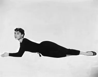 Audrey Hepburn je bila sinonim stila, a i dan danas, upravo žene, pokojnu glumicu stavljaju na liste najljepših žena svijeta. Graciozna i nježna s velikim očima, jednostavno je plijenila poglede gdje god se pojavila. Njezine filmske uloge ostale su zapamćene, baš kao i njezina bezvremenska ljepota. 

www.profimedia.hr