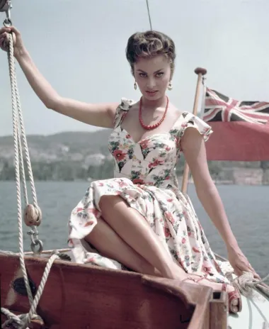 Iako je danas već u devetom desetljeću života, Sophia Loren i dalje izgleda sjajno. Talijanska diva naprosto je od prvog pojavljivanja na velikom platnu jednostavno oduševila sve svojom pojavom. Na setu filma za njom je poludio i holivudski zavodnik Cary Grant. Čak ju je zaprosio, no ona ga je hladno odbila. 
www.profimedia.hr