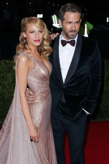 Ne samo da se ona gotovo uvijek nađe na listama najljepših žena na svijetu, već i njezin suprug Ryan Renolds slovi za jednog od najljepših muškaraca. Blake Lively gledatelji su gledali kako odrasta u omiljenoj seriji 'Tračerica' i izrasla je u jednu od najljepših žena na svijetu. Skladno lice, ali i duge noge i vretenasto tijelo, oduševili su mnoge, no Blake je osim toga dokazala da je jednostavna i zabavna. Ona i suprug Ryan u javnosti, neprestano podbadaju jedan drugoga.
