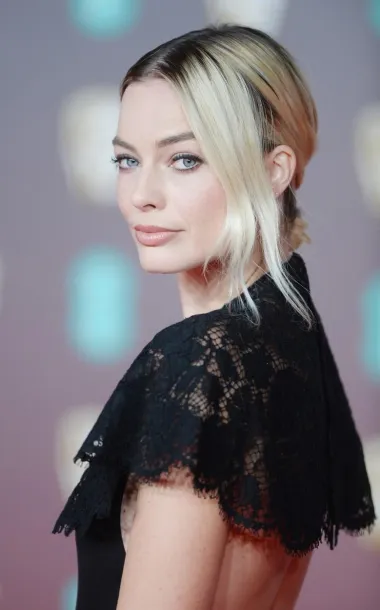 Zgodna je i kad glumi neporavljivu Harley Quinn, ali i kad je portertirala svoju tragično ubijenu koleciju Sharon Tate. Margot Robbie je jedna od onih žena koja će sigurno i u generacijama koje dolaze ostati zapamćena kao ljepotica 21. stoljeća.