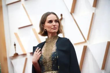 Kažu da izgleda kao da je stigla iz starog Hollywooda. Gotovo pravilne crte lica, gracioznost i nježnost, sve to ima Natalie Portman. Osim što je megauspješna na filmu, Natalie je i završila prestižan Harvard.