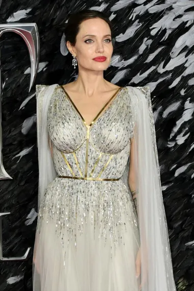 Od zločeste dame koja je nosila krv svog bivšeg supruga u ogrlici oko vrata, do velike humanitarke, Angelina Jolie bila je i ostala na listi najljepših žena svijeta. Njezine prirodne usne, san su mnogih žena. Iako često kritizirana zbog mršavosti, Angelina i dalje sjajno izgleda.