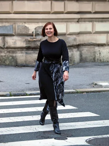 Za Lolitu Alma koristi mahom prirodne tkanine koje naglašavaju ugodnost nošenja, ali i popularnu A formu u koja skriva obline ili otkriva siluetu. (Foto: Nikola Zoko)