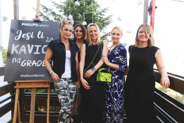 U sklopu prvog Baš Naš gourmet &amp; music festivala, koji na platou Gradec predstavlja vrhunske kulinarske specijalitete i posebnu selekciju pića, brojni su ljubitelji kave uživali u degustaciji kave pripremljene uz pomoć Philips LatteGo aparata za kavu, a među njima i poznate obožavateljice kave.
