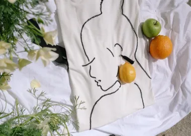 Vezovi su samo mali uvod u veselu kolekciju u kojoj te čekaju brojni multifunkcionalni komadi koje možeš nositi na više načina. Pusti mašti na volju i zaigraj se kreacijama koje uz par jednostavnih poteza postaju potpuno drugačije i unikatne.  (Foto: LFP Studio)