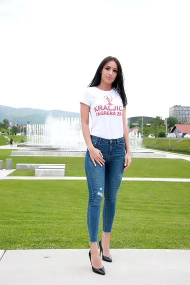 Djevojke će se predstaviti u svečanim haljinama modne kreatorice Katarine Mamić,  prelijepim i raskošnim vjenčanicama poznatih brendova Ronald Joyce i Victoria Jane salona Analuna, cipelama Högl,  kupaćim kostimima modne kuće Rivage Line uz dodatak sunčanih naočala brenda Sherri Hill. (FOTO: Josip Čekada i Giordano Cellich)