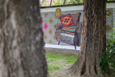 „Ideja se rodila jer smo u ovo doba karantene obavijeni porukama ‚ostani doma’, no što s onima koji nemaju dom? Istodobno, prilikom crtanja prvog murala u parku smo vidjeli nekoliko beskućnika kojima je u tom trenutku park stvarno i bio dom. Tako je nastala ideja da jedan od radova nazovemo ‚I park je nekome doma’”, objasnio je Afrika pozadinu naziva novih murala, a Boris Bare se nadovezao „Mural  ‘No Pasa Nada’ odnosno ‘Ništa se nije dogodilo’ se obraća situaciji koja nas je trenutno sve zatekla, a podsjeća na vrijeme prije globalne epidemije te prisilnih mjera društvene izolacije. Poruka rada je da ljudi iz ove situacije izvuku neke pouke da se sve skupa ne vrati na staro, već da bude bolje.” (Foto: Luka Stanzl/PIXSELL)