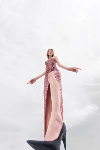 Svjetlucavi materijali s floralnim motivima, romantična čipka i cvjetne aplikacije doprinose nježnoj razigranosti, naglašena ramena, svileni saten i lepršavo perje unose prstohvat glamura i elegancije, a duboki prorezi, transparentne tkanine i izrazito otvorena leđa dodaju kolekciji dašak decentno provokativnog seksepila koketno oponirajući zatvorenim ovratnicima i punim materijalima.