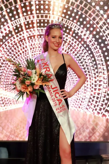 Finalistice izbora Kraljice Jadrana, okupile su se na najsretnijem otoku Rabu, kako bi se predstavile i borile za titulu najljepše. Stručni žiri je imao pune ruke posla jer nije bio lagan zadatak izabrati onu najljepšu djevojku koja će sudjelovati na izboru Kraljice Hrvatske i u konačnici na izboru za Kraljicu Svijeta. (FOTO: Josip Čekada i Goran Novotny)