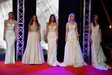 Elegantne djevojke, pistom su prošetale u bajkovitim vjenčanicama i svečanim haljinama dizajnerskih kuća „Pronovias“, “San Patrick“ i „La Sposa“, a salon vjenčanica „Biba“ iz Pule i Rijeke pobrinuo se da djevojke izgledaju poput pravih princeza.  (FOTO: Josip Čekada i Goran Novotny)