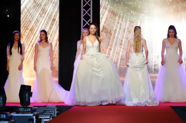 Djevojke su prošetale u veselim kupaćim kostimima domaćeg brenda „Rivage Line“, dok se za modne detalje poput ekskluzivne kolekcije sunčanih naočala pobrinuo brand „Sherri Hill“. (FOTO: Josip Čekada i Goran Novotny)