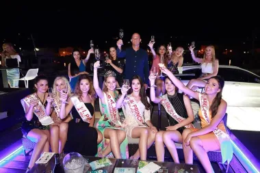 Novoizabrana kraljica Jadrana Maja Lončarević se po prvi puta predstavila javnosti na afterparty-u u Lounge baru „Royal“ uz rezanje Rapske Torte koju je specijalno za ovu prigodu izradila najpoznatija rapska slastičarna „Vilma Slastice“ te vinom i pjenušcem najstarije i najnagrađivanije vinarije hrvatske Iločki podrumi čije se vino Traminac konzumiralo i na nedavnom kraljevskom vjenčanju princa Harry i Meghan. Kraljice su plovile na brodu „Sardina“, na kojem su istražile ljepote i skrivene plaže otoka Raba. (FOTO: Josip Čekada i Goran Novotny)