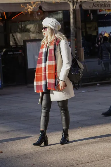 Iako nam se već bliži kraj prosinca, temperature su i ovog vikenda bile u plusu, a na zagrebačkim ulicama nije nedostajalo zanimljivih kombinacija. Napiši nam što misliš: top ili flop? (FOTO: Danijel Pavelić)
