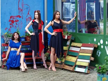 Moda je globalna priča i na početku svake modne sezone definiran je trend kojeg u svojim verzijama nose različiti tipovi žena cijelog svijeta. Različite rase, različite osobnosti, različiti tipovi građe tijela. Ovih dana je modna savjetnica i stilistica Alma Premerl Zoko koja stoji iza brenda ALMAfashion snimila je kampanju s misicama turizma iz cijelog svijeta koje su trenutnu u Zagrebu na svjetskom izboru. (FOTO: Nikola Zoko)