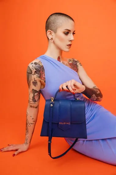 Kao i u prethodnim kolekcijama, dizajnerica je na prvo mjesto stavila multifunkcionalnost modnih dodataka kako bi svaki od njih mogao biti iskorišten i u dnevnim i večernjim prigodama.