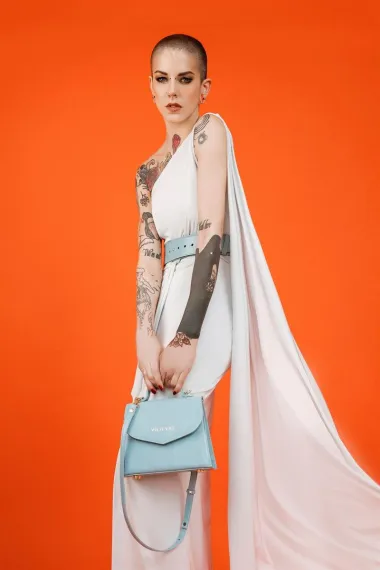 U ulozi modela našla se Mia Kuleš koja je zanimljivo spojila eleganciju i eklektičnost te predstavila kolekciju u kreativnom izdanju.