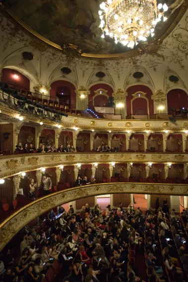 Glavna okosnica baletne izvedbe na daskama zagrebačkog HNK pretočila je tako sve emocije u plesni pokret i dočarala sve nedodirljive i riječima neobjašnjive strane ljubavi - i nemir i sigurnost, i žudnju i rastanak, ispričala je priču o ljubavi kao osjećaju koji prodire duboko i iza sebe ostavlja neizbrisiv trag. (Foto: Karla Jurić i Ive Trojanović)