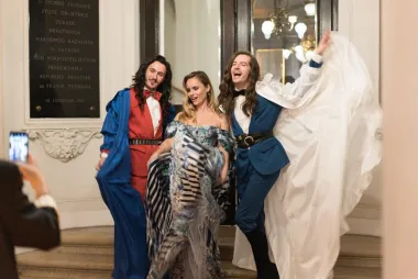 Ovaj kulturno &ndash; modni događaj sezone, nisu propustila brojna imena dru&scaron;tvenog života poput: Đurđe Tedeschi, Lejle Filipović, Nike Turković, Ive Radić, Ive Mihalić, Ane Begić Tahiri, Ane Maras Harmander, Mirne Zidarić, Barbare Kolar, Borne Kotromanić, Semente Rajhard, katarine Baban, Martine Stjepanović, Nine Mie Čike&scaron;, Kristine Bradač, Antonije Stupar Jurkin, Vanje Halilović, Nevene Rendeli i brojnih drugih. (Foto: Karla Jurić i Ive Trojanović)