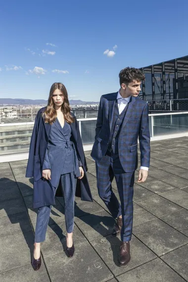 Pravi izraz power dressinga u novoj je kolekciji sako, koji dolazi u više različitih varijanti. Od modela koji podsjećaju na predimenzionirane košulje, preko modela koji više odaju dojam jakne nego sakoa, do klasičnih modela poput blejzera ili laganih ogrtača. Snažan masculine dojam posebno naglašava i oversized kroj. (Foto: Mare Milin)