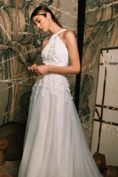 Nakon što je početkom veljače izbacio novu, minimalističku bridal kampanju u crno-bijelom tonu u kojoj je naglasak stavio na izazovne siluete i moderne tkanine, modni dizajner Ivan Alduk sada otkriva cjelokupni lookbook romantične  atmosfere iza kojeg stoji fotograf Ivan Pavliš.