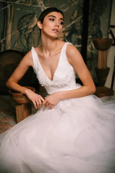 Dvadeset novih modela vjenčanica prva je isprobala Mija Matić (Talia Model), koja je vrlo uspješno utjelovila modernu i opuštenu Alduk mladenku, a artistična kulisa slika i tapeta Et Cetera Lifestyle Storea je posložila kao izvrstan kontrast. (FOTO: Ivan Pavliš)