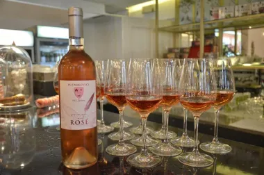 Izvrstan rose vinarije Putnikovići