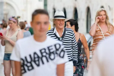 Jedan od najpoznatijih glazbenika svih vremena, 75-godišnji Rod Stewart uživa na našoj obali. Sa suprugom Penny Lancaster i sinovima, stigao je u Dubrovnik. Dobro raspoložen Rod šetao je Stradunom i nije mu bio problem stati kako bi ga supruga uslikala. Rod je u Gradu viđen i sljedeći dan kada je prošetao s obitelji i otišao na večeru.Oba dana, styling je upotpunio šeširom. U Dubrovniku je ovih dana i slavni glazbenik Božo Vrećo koji je i ovaj put isfurao styling dostojan modnih naslovnica. Foto: Grgo Jelavić/Pixsell