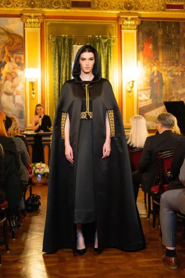 Ovu elegantnu i svevremensku kolekciju čine i crne i bež haljine s ornamentima pletera u zlatnoj boji. Budući da su pleteri nastali u vrijeme Antike te su preneseni na naše tlo, kompletan izgled svakog modela upotpunjen je autentičnom frizurom, šminkom i ukrasima za kosu. (FOTO: John Pavlish)