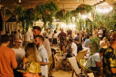 Nakon službenog otvorenja Corona pop-up bara, svi željni odlične glazbe, zabave i jedinstvenog ugođaja, dobrodošli su na Corona Sunsets Sessions, koji ove godine traje čak četiri tjedna, od 28. lipnja do 27. srpnja na krovu Zagrebačkog plesnog centra (Ilica 10). Radno vrijeme pop up bara je svaki dan od 17 do 23 sata.