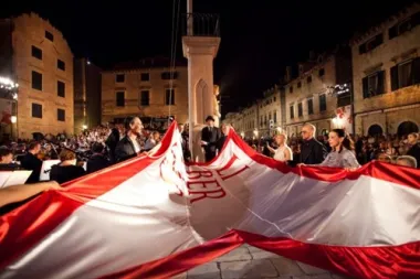 Spuštanje festivalske zastave