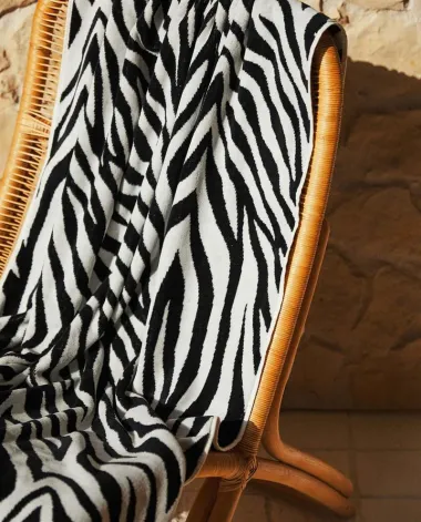 Crno-bijeli ručnik za plažu sa zebra uzorkom, 100% pamučni velur - 259 kn