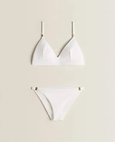 Bijeli bikini sa zlatnim detaljima na naremenicama, gornji dio - 149 kn, donji dio - 139 kn
