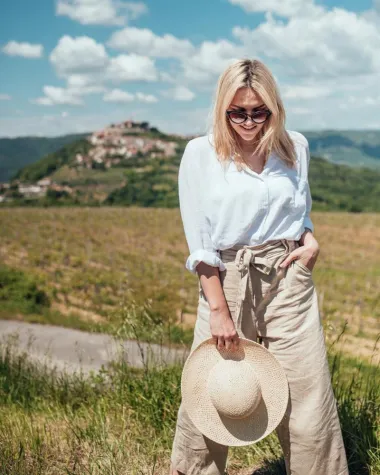 Vrućim ljetnim danima dominirati će svijetle boje posebice bijela te prozračni komadi koji se savršeno uklapaju u pomno osmišljene modne kombinacije te šljokice koje će dodatno naglasiti preplanulu put bez obzira koriste li se kao sjenila ili shimmeri za tijelo.